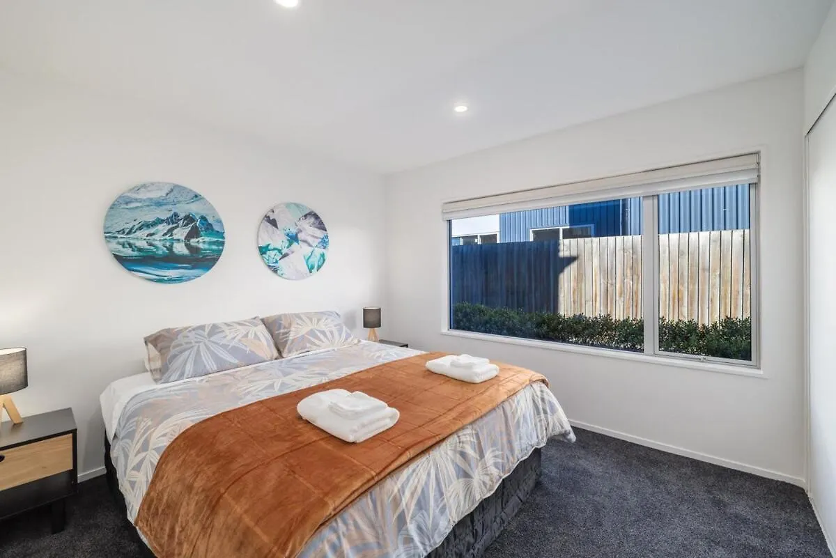 Apartment Large Townhouse Double Garage Plus Additional Parking Full Kitchen And Dining Christchurch