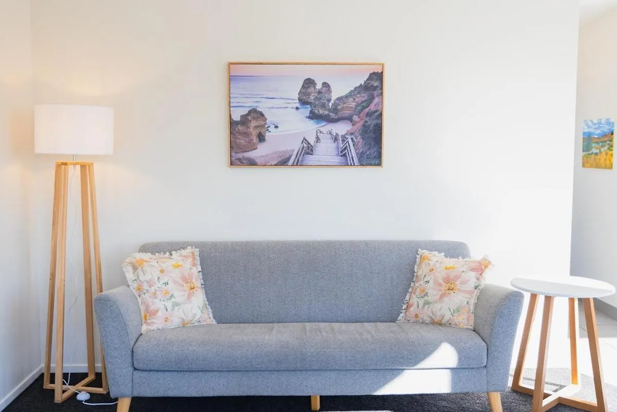 Apartment Large Townhouse Double Garage Plus Additional Parking Full Kitchen And Dining Christchurch New Zealand