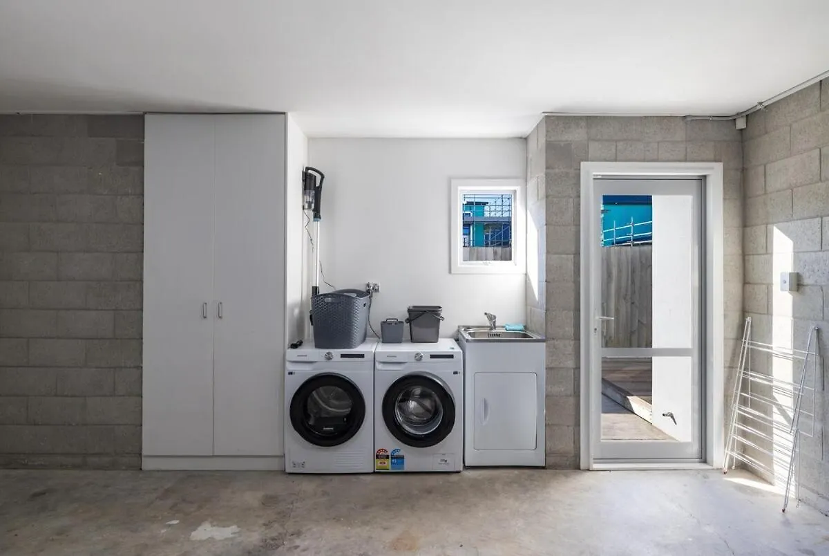 Large Townhouse Double Garage Plus Additional Parking Full Kitchen And Dining Christchurch New Zealand
