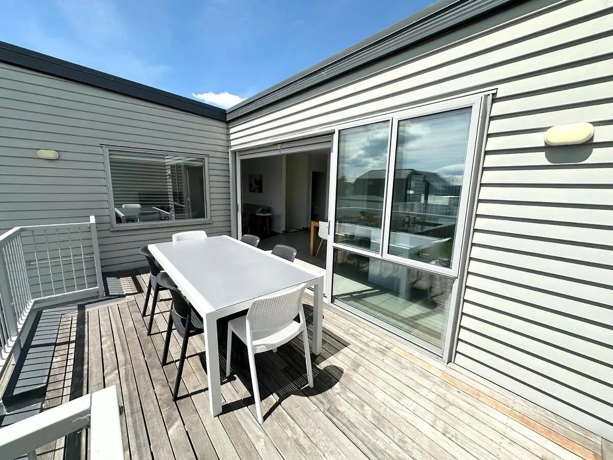 Apartment Large Townhouse Double Garage Plus Additional Parking Full Kitchen And Dining Christchurch
