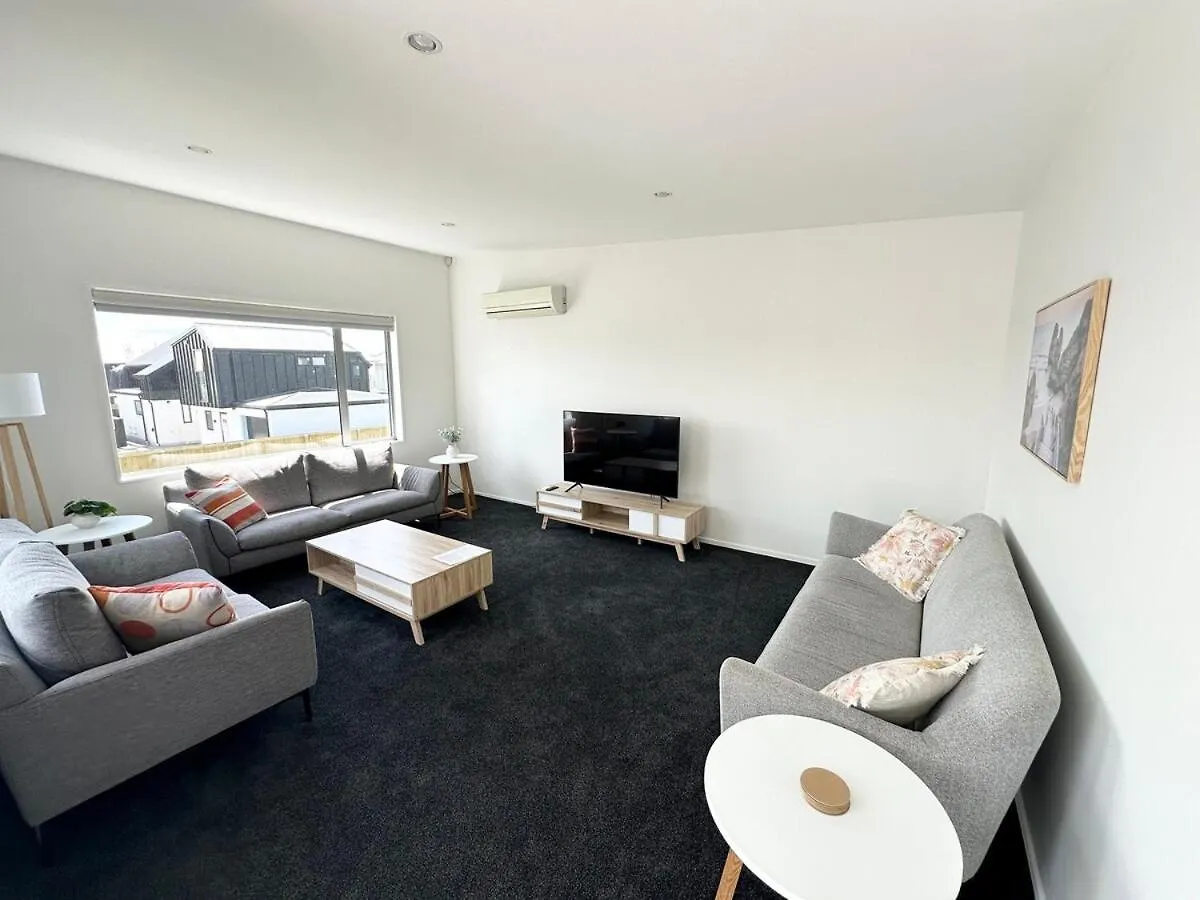 Large Townhouse Double Garage Plus Additional Parking Full Kitchen And Dining Christchurch New Zealand