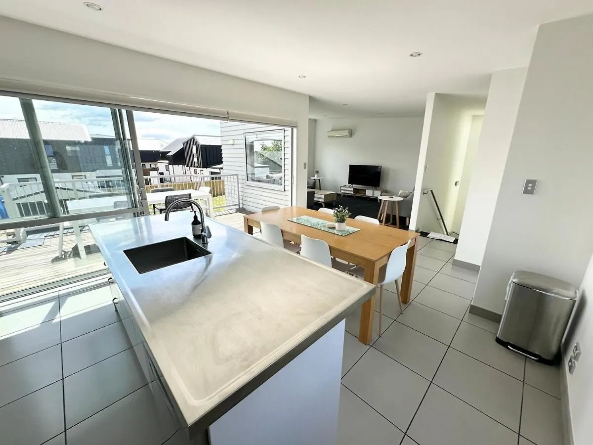 Large Townhouse Double Garage Plus Additional Parking Full Kitchen And Dining Christchurch