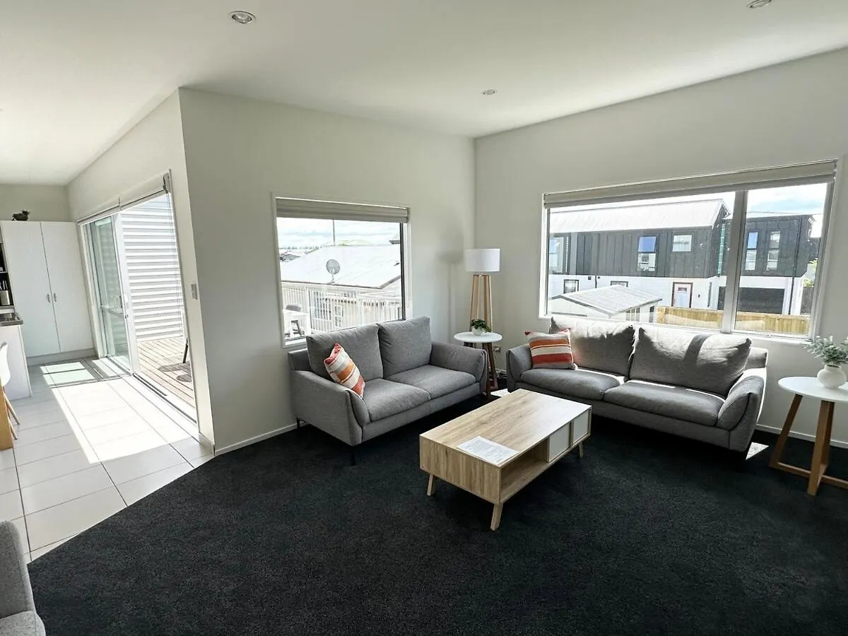 Large Townhouse Double Garage Plus Additional Parking Full Kitchen And Dining Christchurch Apartment